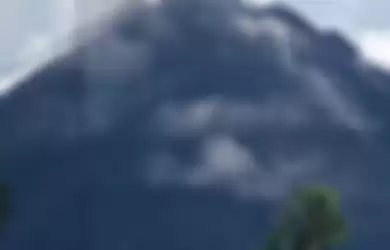 Foto Gunung Semeru sebelum meletus yang diunggah netizen di ulasan Google Maps.