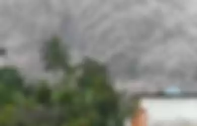Tangkapan layar dari video yang beredar akibat awan panas guguran (APG) yang keluar dari Gunung Semeru, Jawa Timur.