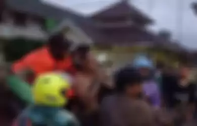 Foto jasad lansia korban erupsi Semeru yang tergeletak di jalan itu sudah membuat netizen miris. BPBD akui tak ada alarm peringatan bencana.