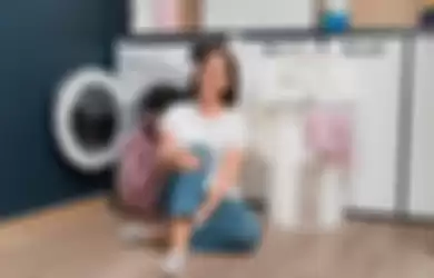 Ilustrasi mencuci pakaian dengan mesin cuci