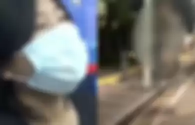 Wanita mesum di halte.