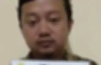 Foto kondisi terkini Herry Wirawan ditunjukkan langsung oleh Karutan Bandung Riko Stiven. Ayah korban mengaku terus ditelepon Herry.
