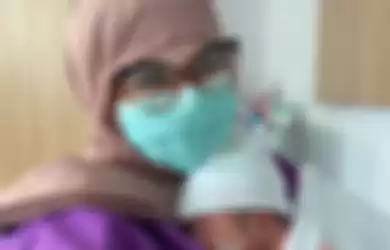 Kesha Ratuliu mengunggah tiga foto yang menunjukkan proses kelahiran anak pertamanya. Namun, terlesip kabar sedih di dalam foto itu.
