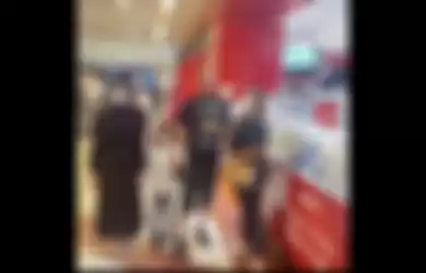 Adam Deni kembali membongkar metadata foto yang menunjukkan Ahmad Dhani bersama Mulan Jameela main ke sebuah mall sebelum masa karantina selesai 