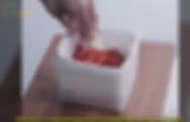 Cuplikan Youtube Sajian Sedap tentang menyimpan cabai menggunakan bawang putih dan tisu