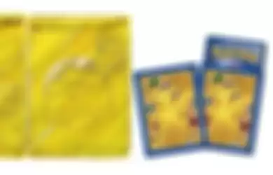 Hadiah Utama Challenge Koleksi Pokémonku[Kiri-Kanan]: Pikachu V dan Bola Pokémon Warna Emas Edisi Perayaan 25 Tahun Pokémon Game Kartu Koleksi serta Sarung Kartu Perayaan 25 Tahun dan Set Pack Kartu Promo