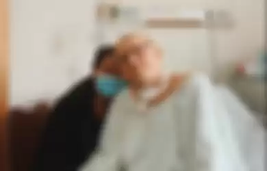 Dalam foto yang dibagikan akun gosep, ayah Laura Anna terlihat ikut menggotong peti jenazah putrinya. Awkarin dibikin geram ulah awak media.