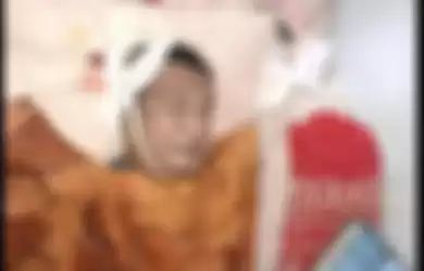 Dalam foto itu, jenazah Imam S Arifin terlihat terbujur kaku di atas ranjang sederhana di rumahnya. Hati netizen nyesek melihatnya.