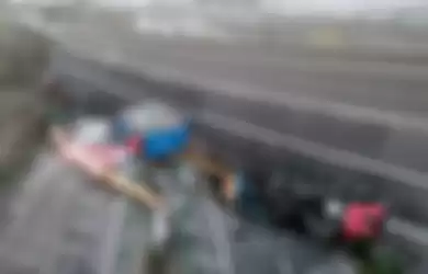 Jembatan penghubung di China runtuh.