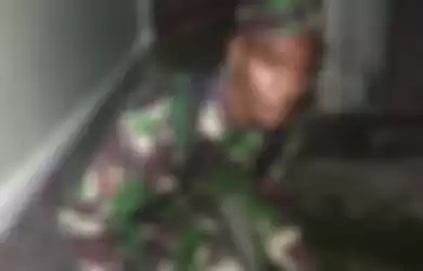 Foto Prada Yotam Bugiangge melarikan diri dengan membawa satu pucuk senjata api laras panjang itu jadi perbincangan netizen.