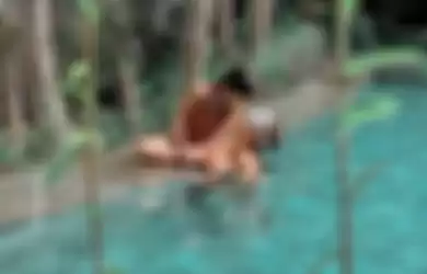 Saking gembiranya, Gisel mengunggah 10 foto dia sedang berenang bareng Gempi di Bali.