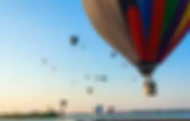 Balon udara bisa terbang dan mengangkut beberapa penumpang.