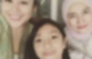 Sarah Amalia dan keluarga.