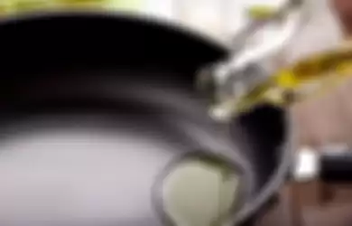 Hanya dengan bahan-bahan ini, kamu bisa menjernihkan minyak goreng bekas memasak.