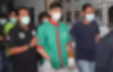 Dalam foto yang beredar luas terlihat mantan suami Nindy Ayunda Askara Parasady mengenakan baju tahanan berwarna hijau saat dirilis polisi. 
