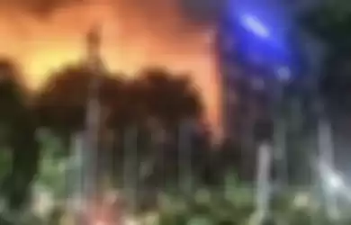 Foto api kebakaran RSUP Kariadi dengan cepat menyebar di media sosial. Foto ini berasal dari tangkapan layar video kebakaran RSUp Kariadi.