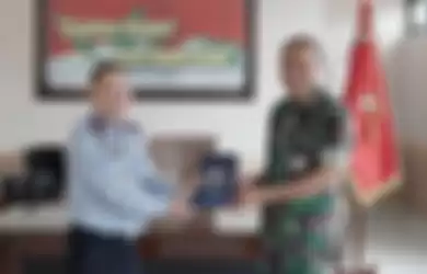 Foto pertemuan Kolonel Priyanto dan komandannya berjumpa Kepala Kantor Imigrasi Gorontalo itu diunggah di media sosial.