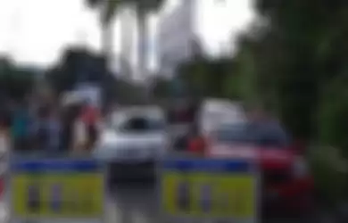 Petugas kepolisian menerapkan pola rekayasa lalu lintas sistem one way atau satu arah ke bawah Jakarta di Simpang Gadog, Ciawi, Kabupaten Bogor, Jawa Barat, Sabtu (1/1/2022)