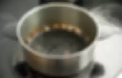 Cara menghilangkan kerak hitam di panci dan wajan dengan baking soda.
