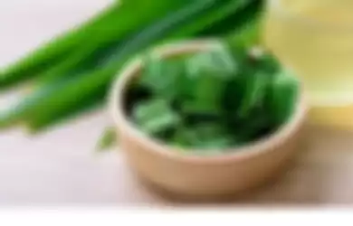 Aneka tips kecantikan, begini cara menghilangkan uban dengan daun pandan.