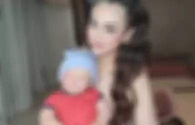 Foto Celine Evalingesta bersama bayi boneka arwah baby Joseph diunggah oleh selebgram Furi Harun di akun Instagram miliknya. 