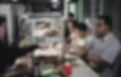 Pada pertengahan Juli 2021, netizen membuat meme yang menggunakan foto Anies Baswedan makan di Warteg Peong. 