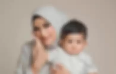 Nadya Mustika Rahayu dan anaknya