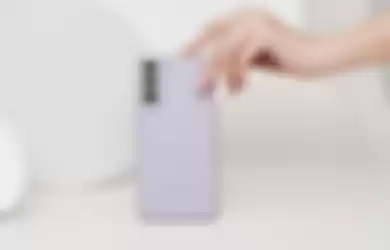 Samsung Galaxy S21 FE warna Lavender.