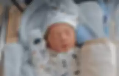 Rizky Billar dan Lesti Kejora menyingkap tabir wajah anak pertama yang kerap disebut dengan Baby L. Air mata Lesti Kejora pecah gegara ini.