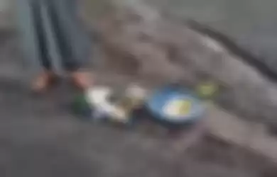 Foto tampang pria yang sengaja menendang sesajen Gunung Semeru itu berasal dari tangkapan layar video viral di media sosial.