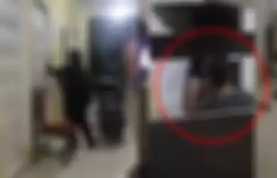 tangkap layar video istri sah grebek oknum polisi dengan wanita simpanan