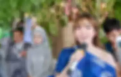 Selayaknya keluarga, ibunda Gempi tanpa ragu memeluk erat hingga bercengkrama dengan Koneng. Foto Gisel di resepsi bikin netizen bertanya.