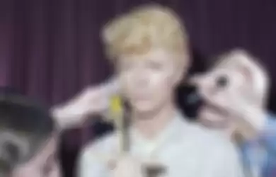 David Bowie diukur untuk dibikin figurnya di Madame Tussauds 1983
