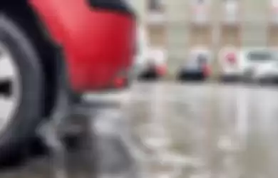 Parkir mobil jangan sembarangan saat musim hujan (ilustrasi)