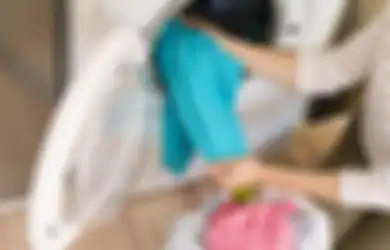 Tak Perlu Bersedih, Pakaian Kelunturan Bisa Dibersihkan dengan Mudah Pakai Cara Ini