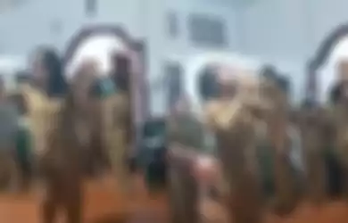 Gambar potongan video yang menunjukkan wanita berseragam ASN tengah mabuk. 