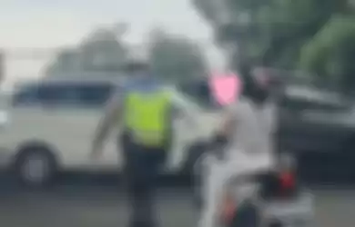 Cewek pengendara motor matik, berlaku kurang pantas. Setelah ditegur polisis gegara tidak pakai helm