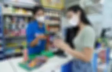 Ilustrasi belanja di Indomaret pakai Gopay