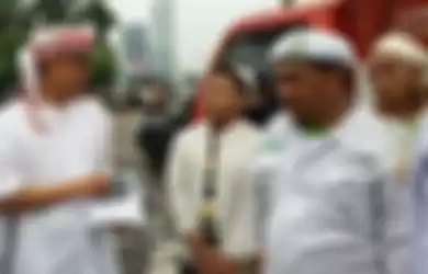 Foto Munarman pegang uang di depan peserta demo terlihat sebagai dokumentasi dari sebuah acara unjuk rasa yang pernah digelar. 