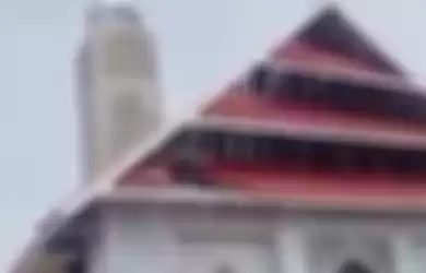 Viral video atap masjid dibongkar warga.