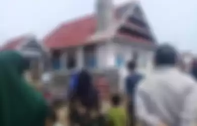 Foto atap masjid di Bima dibongkar warga  viral di media sosial, arsitek ikut berkomenta. Ada kesalahan fatal dari pembuatnya