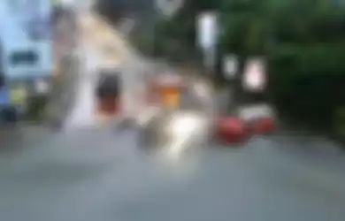 Tangkapan layar rekaman CCTV saat kecelakaan beruntun di di turunan simpang Muara Rapak, Balikpapan, Jumat (21/1/2022) pagi sekitar pukul 06.15 Wita.