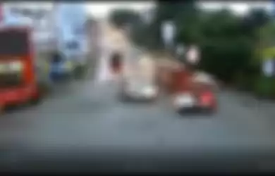 Video CCTV menunjukan kecelakaan maut di Balikpapan