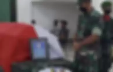 Jenderal Kopassus mengecam serangan KKB Papua yang menyebabkan seorang prajurit TNI gugur.  Foto Serda Miskel Rumbiak ditangisi.