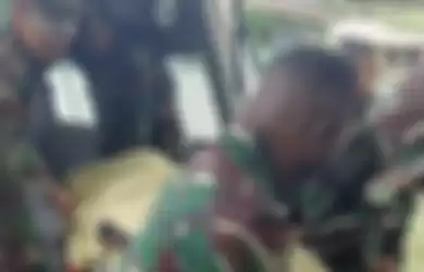 Jenderal Kopassus mengecam serangan KKB Papua yang menyebabkan seorang prajurit TNI gugur.  Foto Serda Miskel Rumbiak ditangisi.
