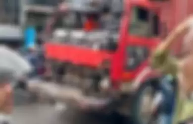 Truk tonton yang mengalami rem blong menabrak sejumlah kendaraan hingga menewaskan 4 orang di Balikpapan. 