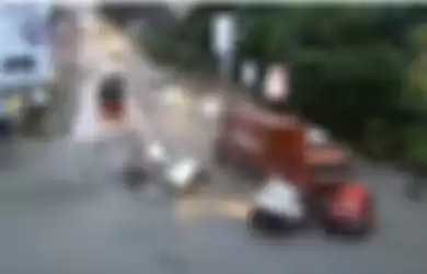 Truk tonton yang mengalami rem blong menabrak sejumlah kendaraan hingga menewaskan 4 orang di Balikpapan. 