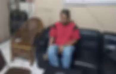Dari foto yang disebarkan, sang sopir tengah duduk tertunduk lesu di sebuah sofa. Di tangan kanannya masih memegang sebatang rokok.