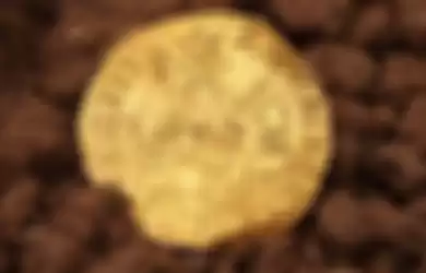 Koin emas Henry III yang ditemukan dengan detektor logam di tanah pertanian.