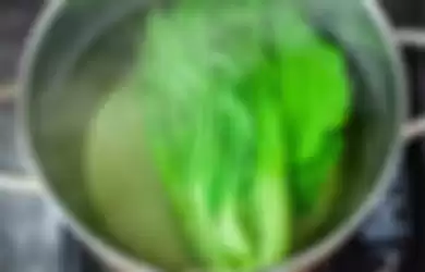 memasak sayur hijau